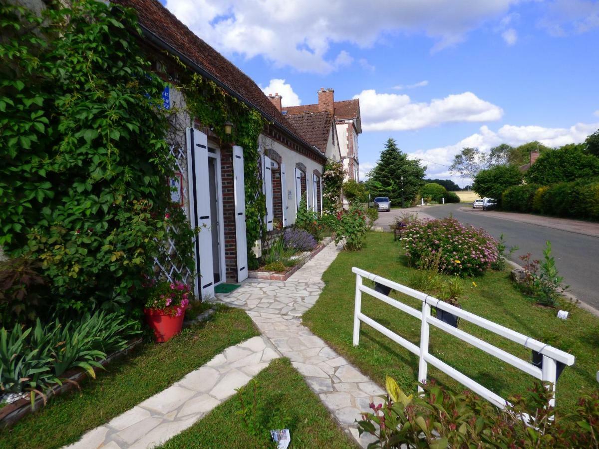Chambres D'Hotes Les Muscaris Feins-en-Gatinais Exteriör bild