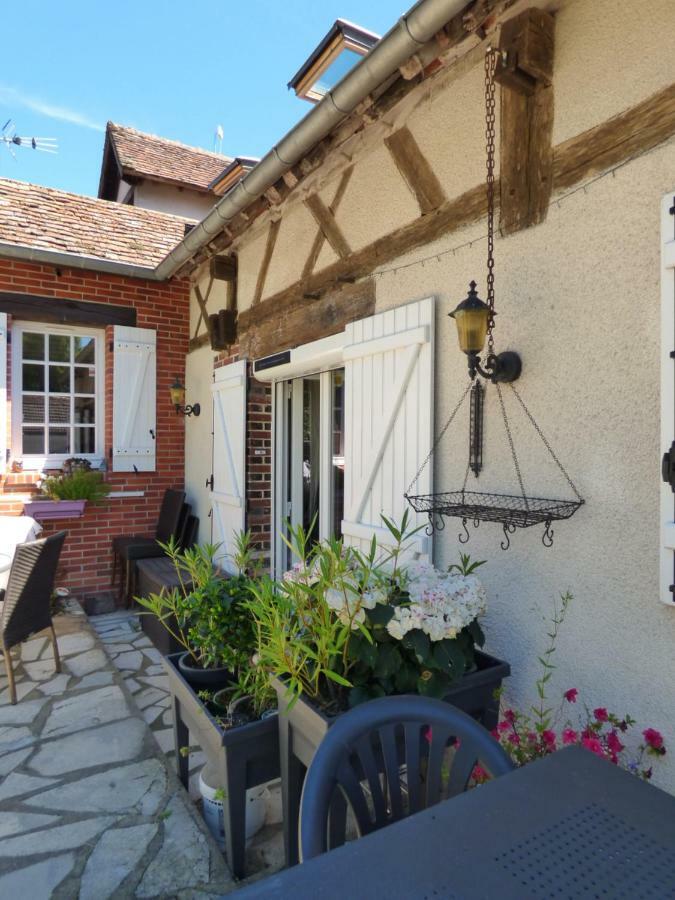 Chambres D'Hotes Les Muscaris Feins-en-Gatinais Exteriör bild