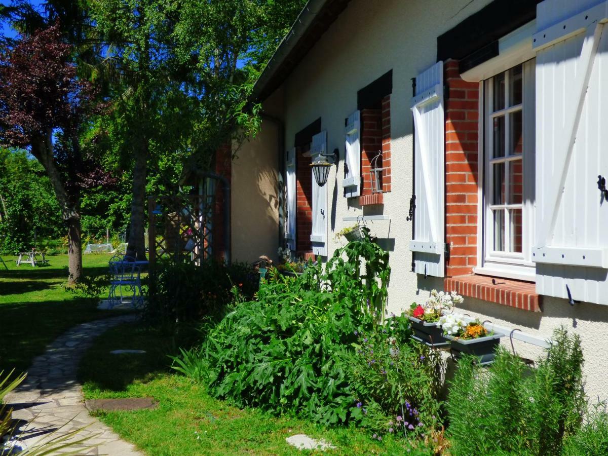 Chambres D'Hotes Les Muscaris Feins-en-Gatinais Exteriör bild